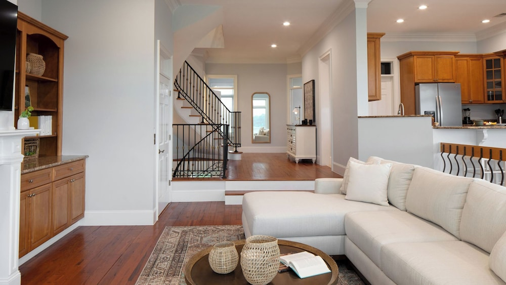 Sleeps 38 2 Homes, Steps to the Beach, Private Pool + Hottub, Game Room, Views