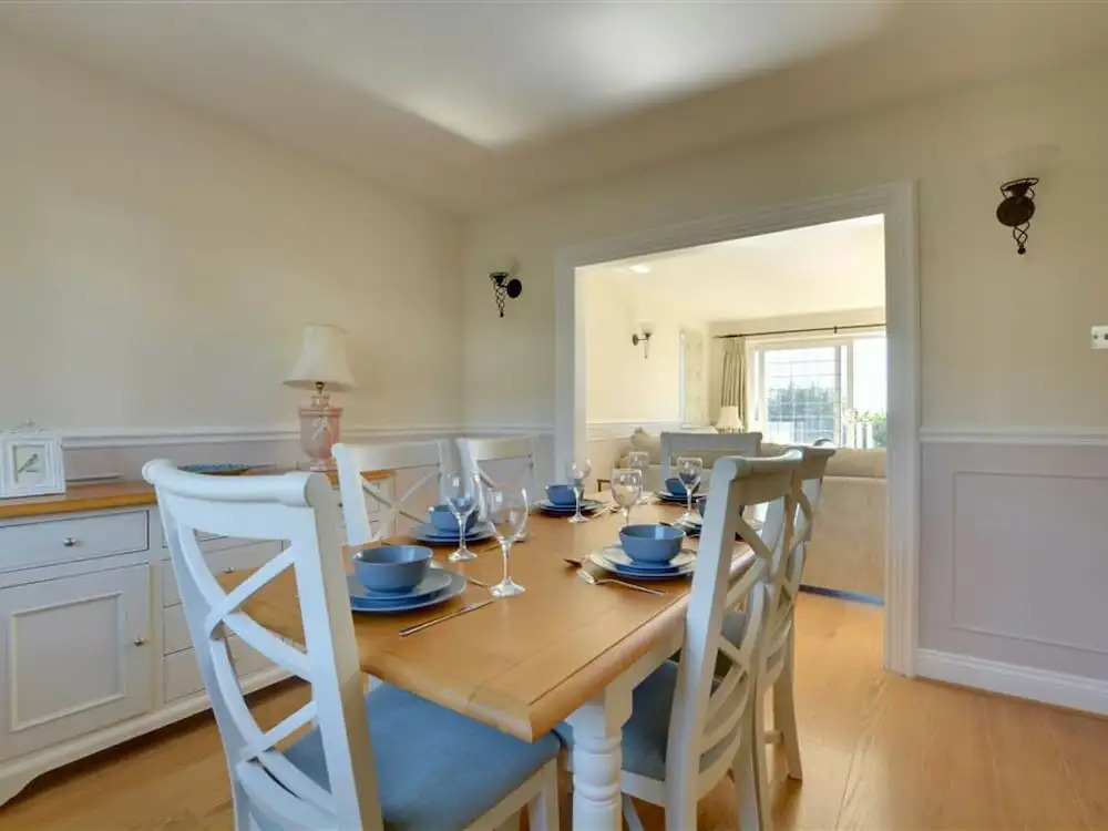 Comfortable and Luxurious Family Home With Beautiful Sunny Garden, Close to the Beach