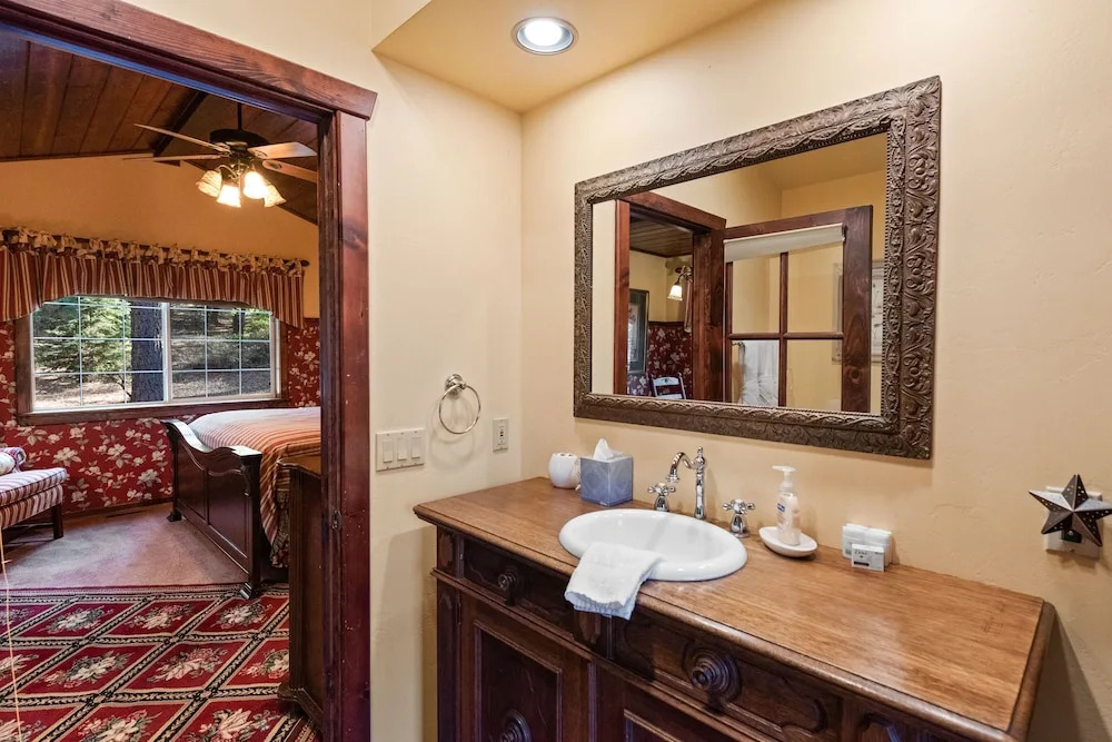 Big Bear Villa - Walk to Lake ad Village! Hot Tub, Jet Tub and so much more