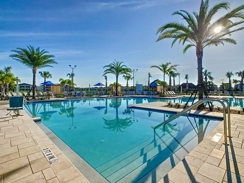 Stunning 4BR Townhouse with private pool and free resort amenities