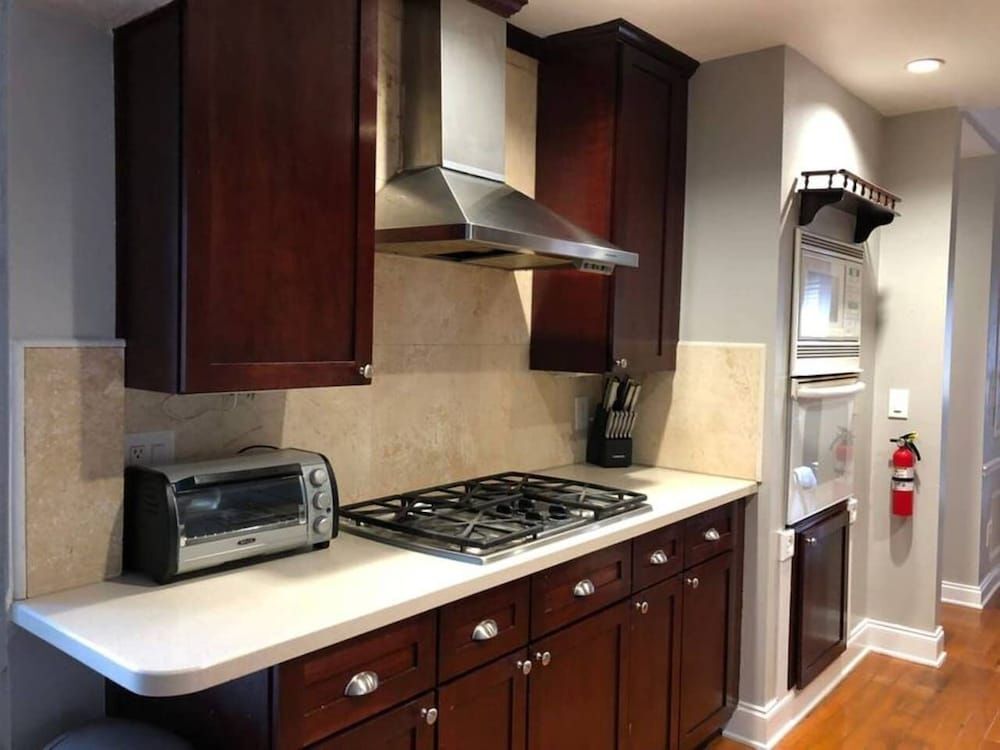 6149 Sandcrest · Next TO Universal. 8 Beds. Pool. Very Clean