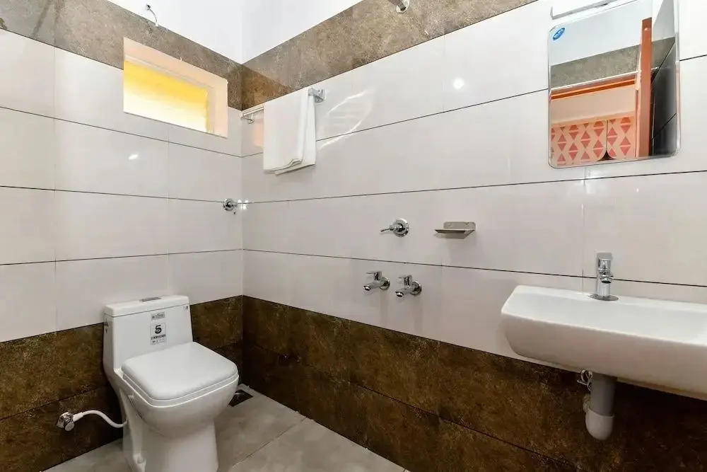 White House by OYO Rooms