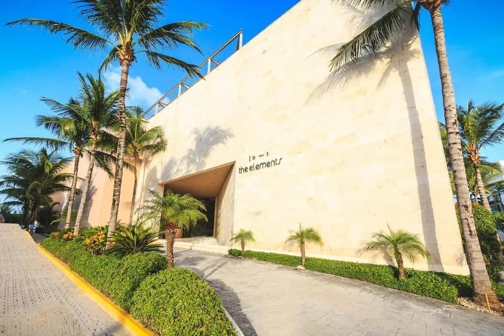 Infinity Pool and Private Beach Club - Luxury Complex The Elements Condos - GH8