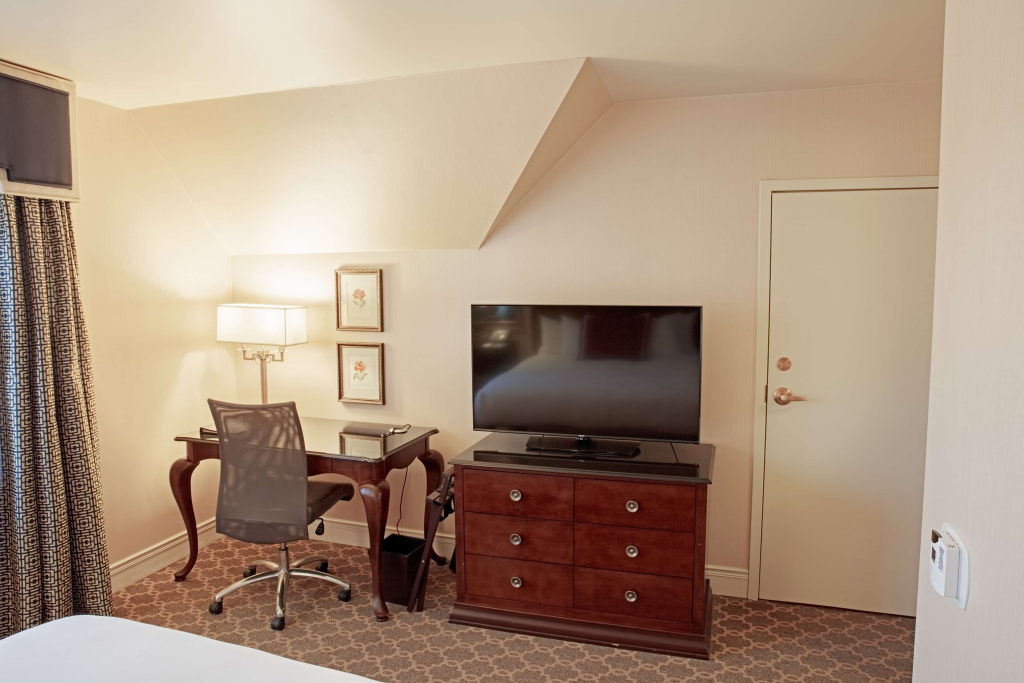 Hotel Roanoke & Conference Center, Curio Collection by Hilton