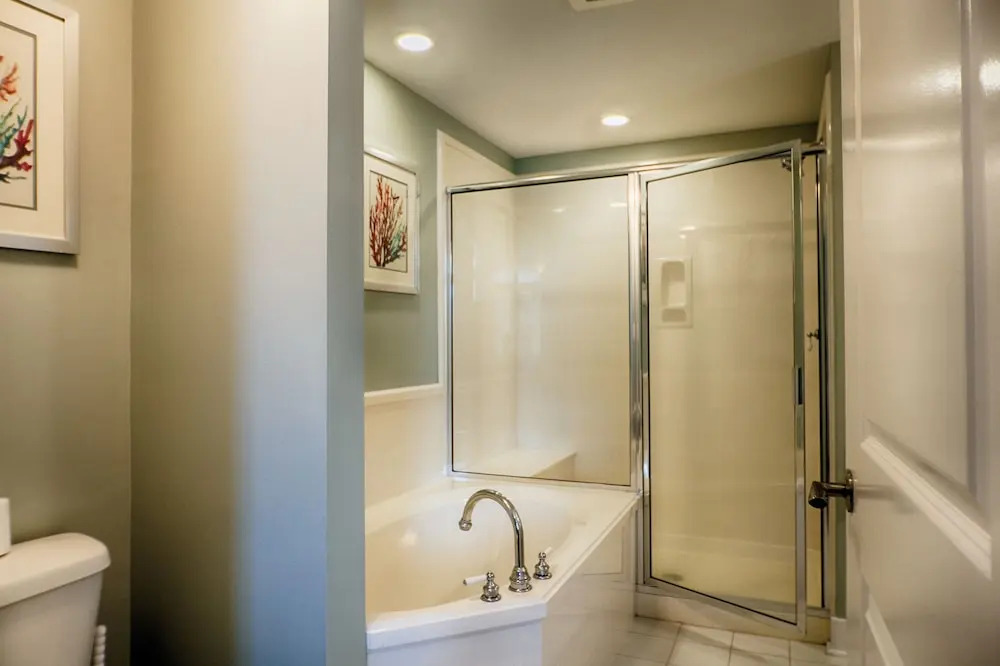 Waterscape A317 - 2 Br condo by RedAwning