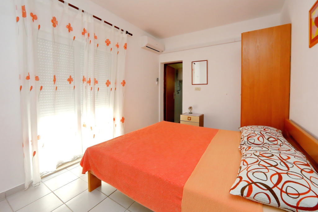 Room Aleksandra - 10 m from sea: R7 Bibinje, Zadar riviera