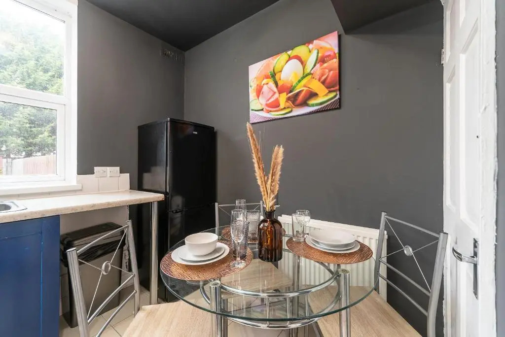 J's FrEsH Newly RefurB 2 Bedroom Garden Parking