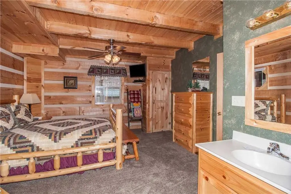 Chubby and Cubbys Den - Three Bedroom Cabin