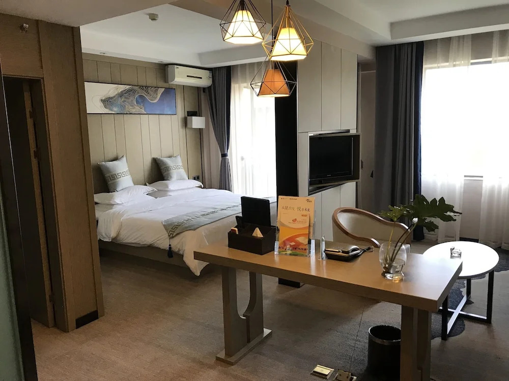 Metropolis Golf Hot Spring Hotel