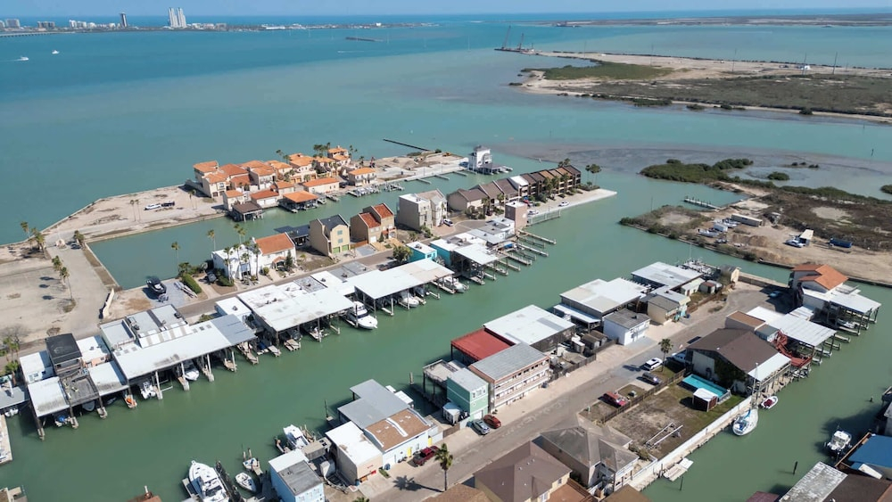 Channelfront - Dock - Fishing - BBQ - Deck