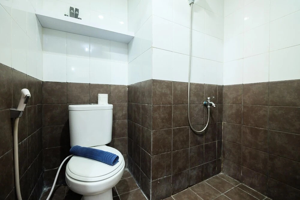 Homey 1BR with Spacious Living Room and Sofa Bed Green Pramuka Apartment