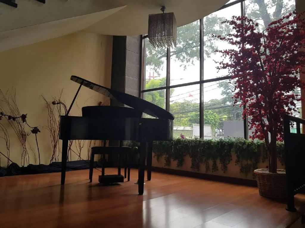 Scarlet Dago Hotel