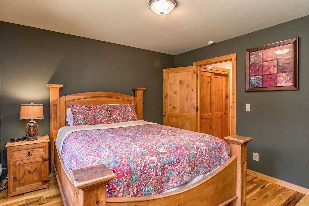 12726 Greenwood Dr House - 4 Br home by RedAwning