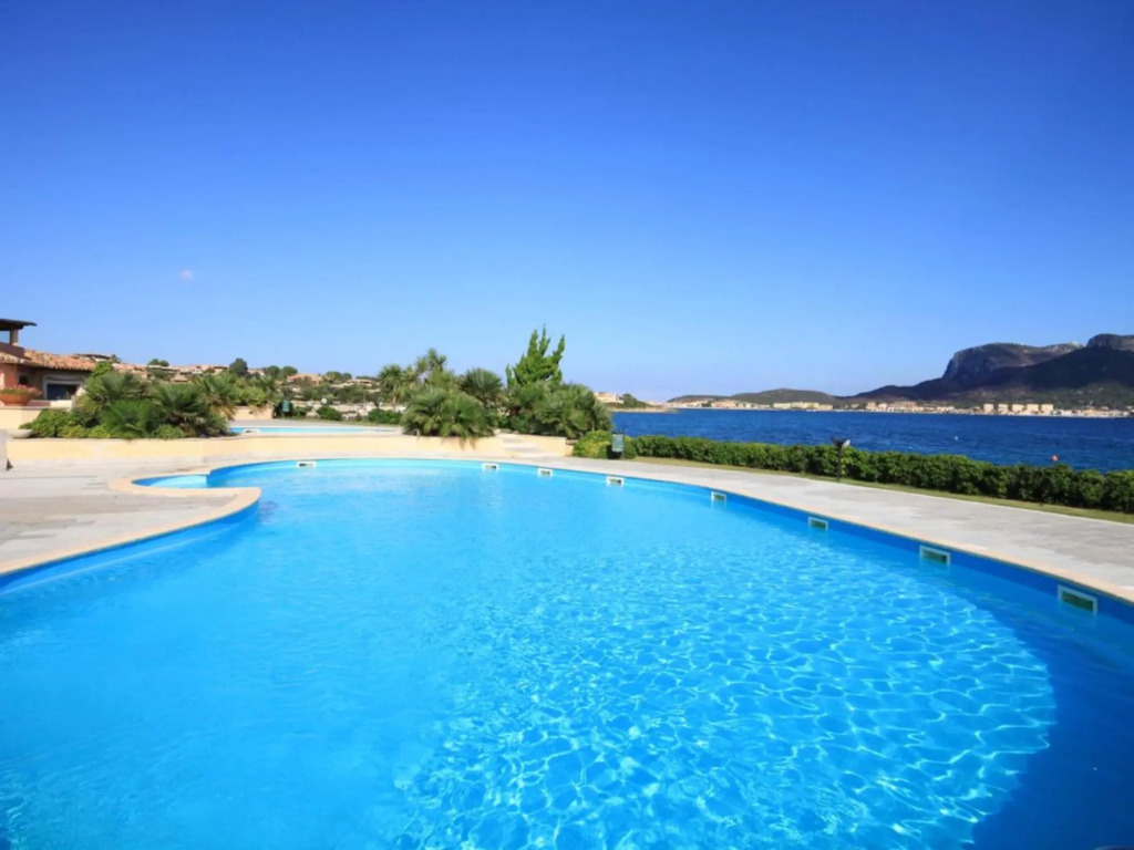 Apartment surrounded by greenery 5 minutes on foot from the beaches of Baia Caddinas and the large s-S'Abba e sa Pedra