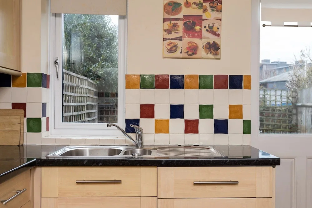 2 Bedroom House Near Wapping Station