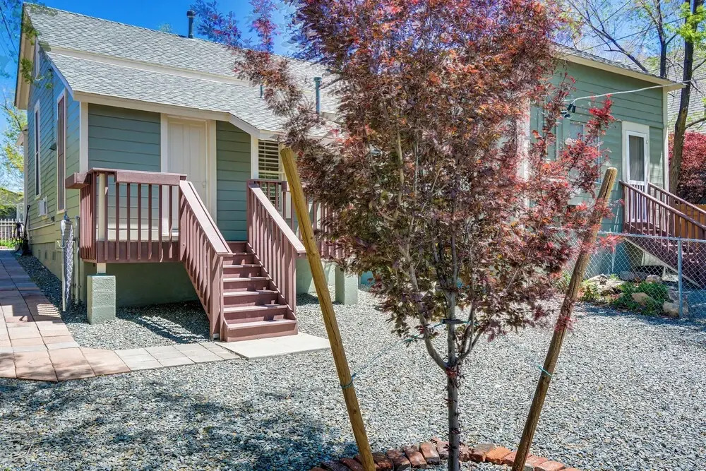 Walk to Courthouse Square: Quiet Home w Porch