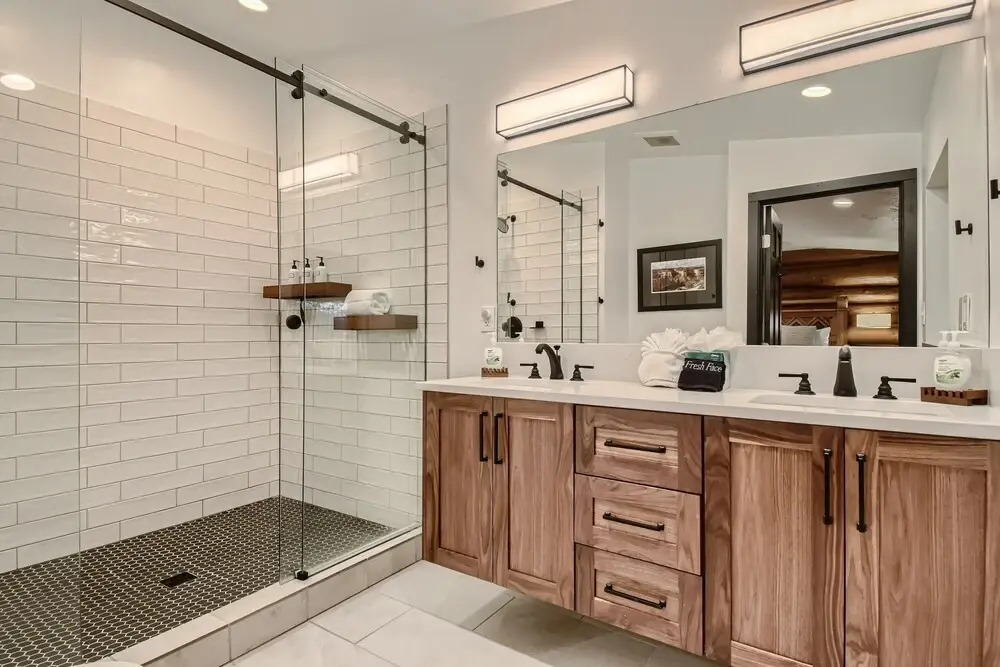 Platinum Mountain Home Getaway, Private Hot Tub, Nearby Outdoor Activities! 4 Bedroom Home by RedAwning
