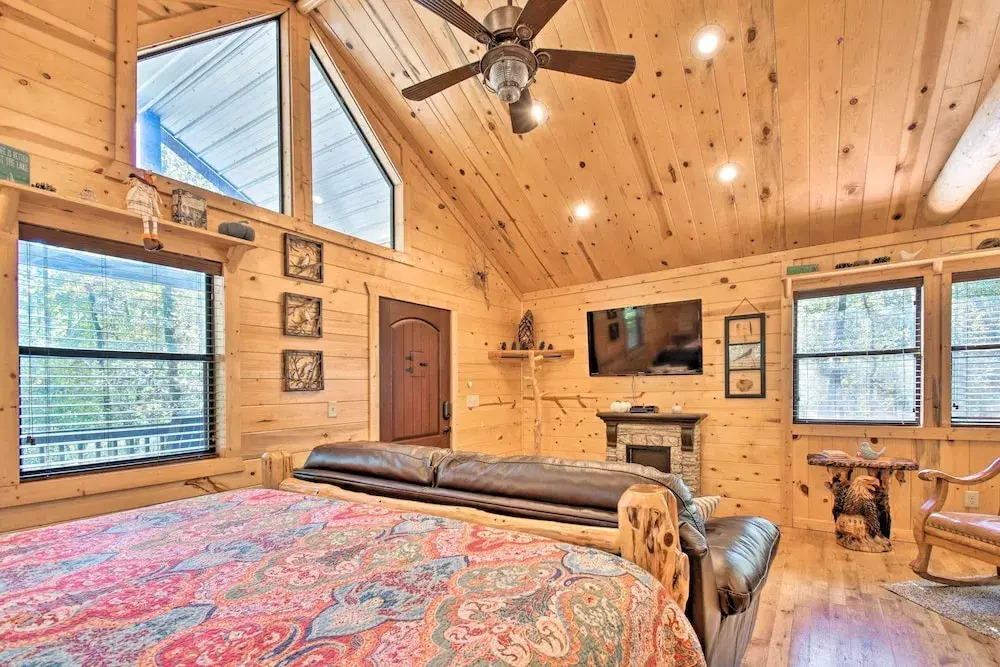 Broken Bow Hideaway w/ Hot Tub & Fire Pit!