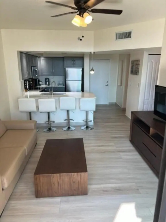 Modern 1B Condo w City Skyline Views in Las Olas