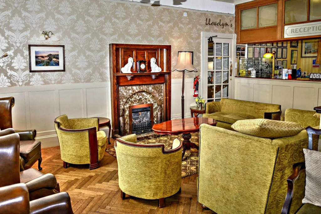 Lion Hotel & Studio Apartments