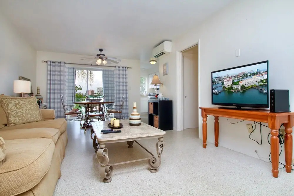 Bay Watch #1 - Weekly Beach Rental 1 Bedroom Condo by Redawning