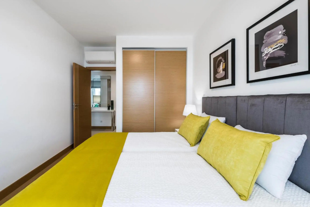 CoolHouses Lagos, 2 bed stylish city flat, rooftop shared pool, Clayheart