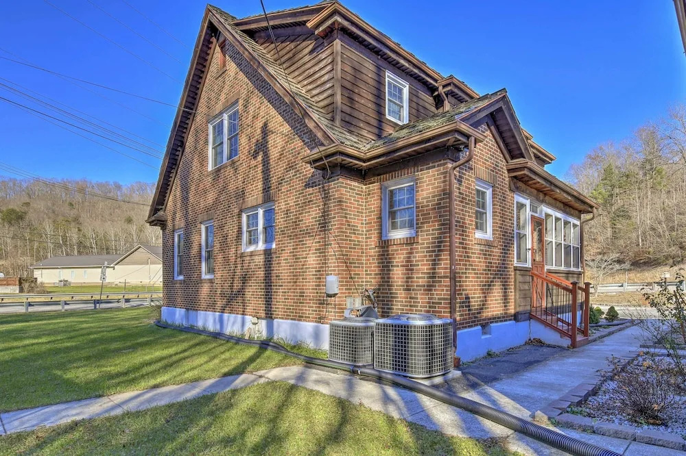 Half-mi to Dawkins Rail Trail: Family Home w/ Yard