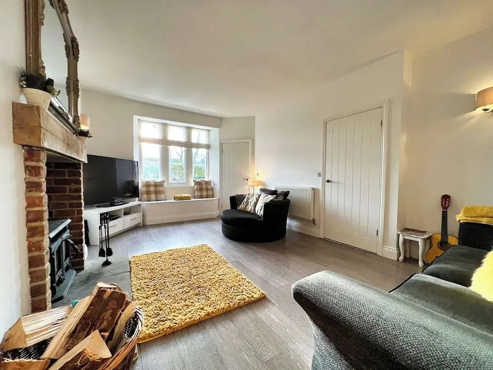 3 Bedrooms - 2 Bath Rooms - Dog Friendly - Parking