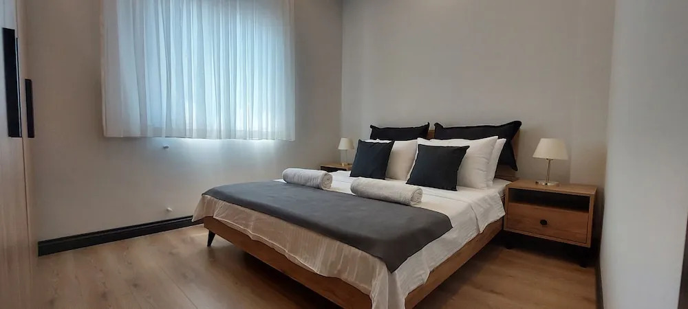Professionally Maintained Spacious New Suites 4
