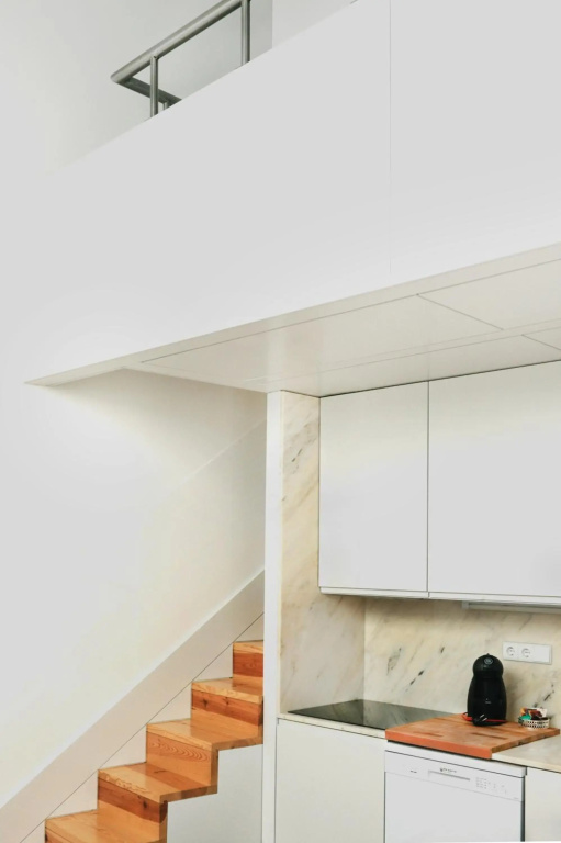 Sunday - Lovely Mezzanine with FREE PARKING