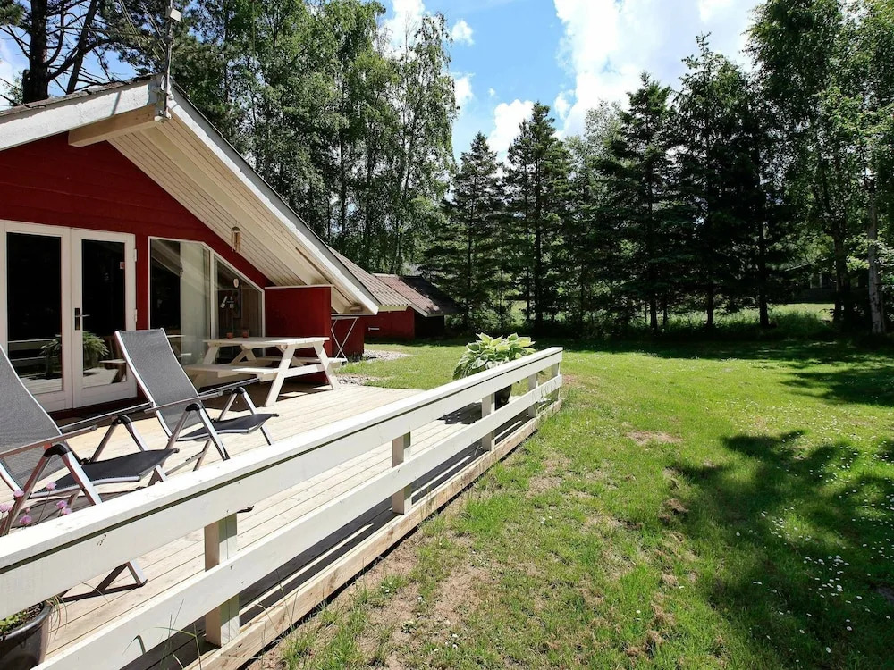Peaceful Holiday Home in Humble With Beach