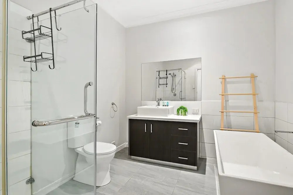 Spacious 5-bed Home With Pool in Glen Iris