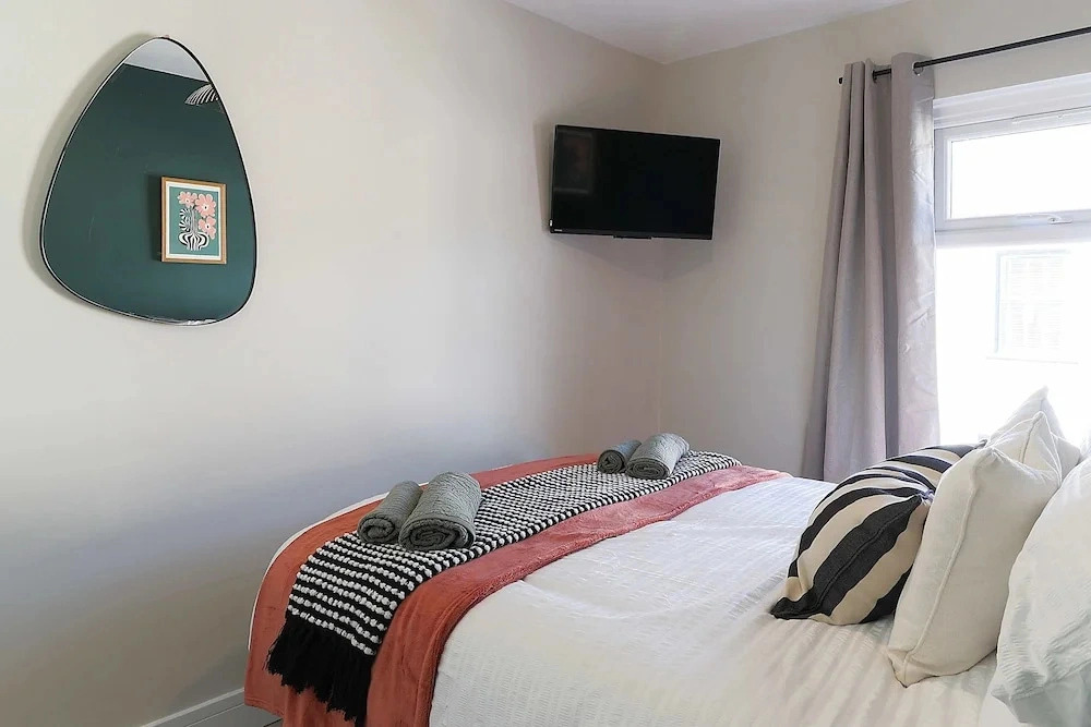 Perfect Booking 4 Bed Home in Aberdare