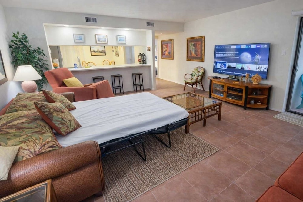 Renovated 1st Floor Beach 250ft Pool 2 Bedroom Apts