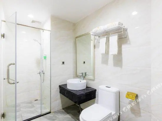 Jinlizhou Hotel (Gongbei Port Light Rail Station)
