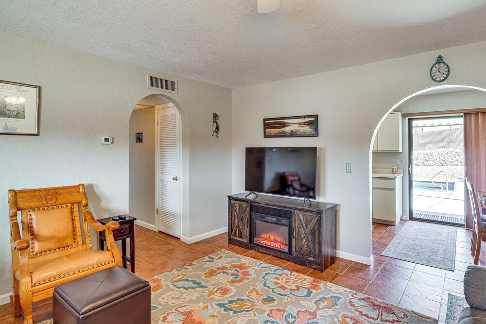 Desert Oasis w/ Hot Tub! 6 Mi to Lake Havasu