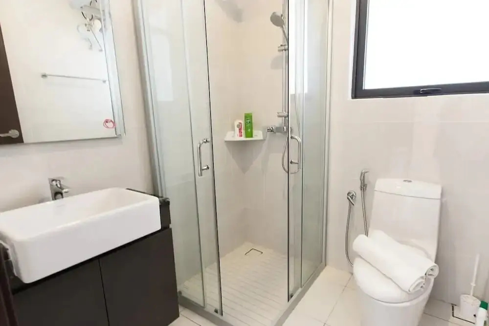 High-floor 2BR Suite, Water Views, Free Parking
