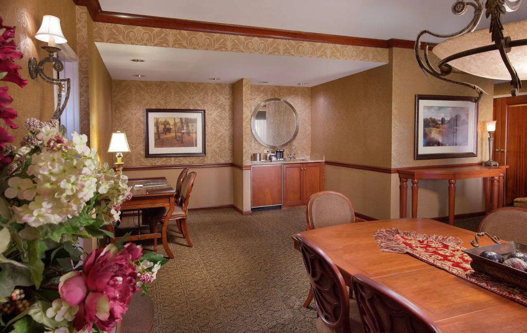 DoubleTree by Hilton Lisle Naperville