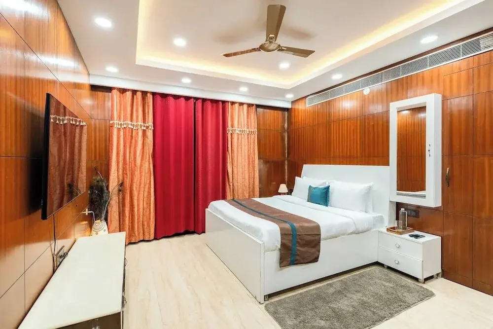 TIM Sector 51, ARTEMIS HOSPITAL 1 min walk, FORTIS & MEDANTA 4 mins drive
