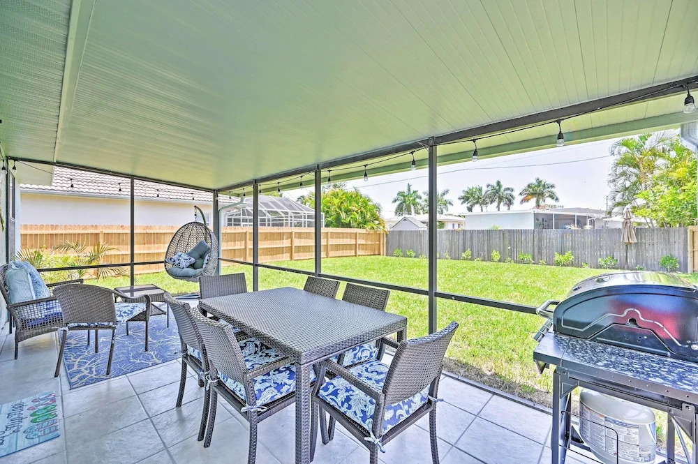 Retreat w/ Heated Pool Near Vanderbilt Beach!