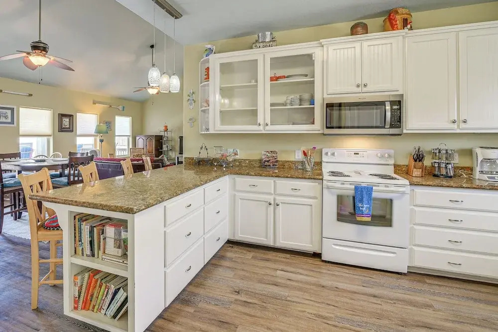 Steps to Crystal Beach! Family & Pet-friendly Home