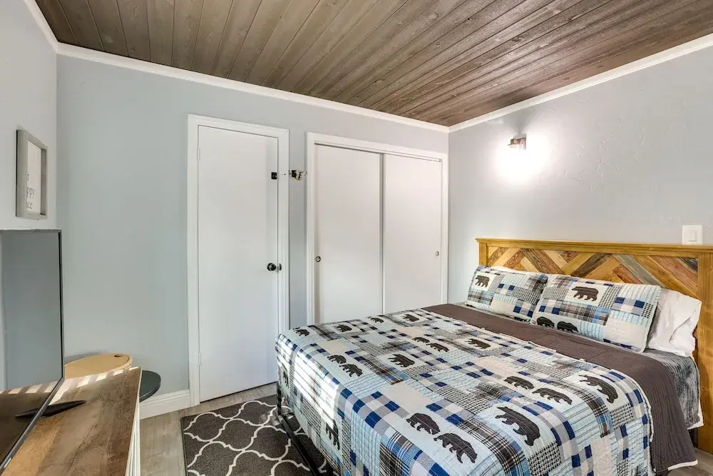 Sugarloaf Cabin w/ Fireplace Near Big Bear Lake