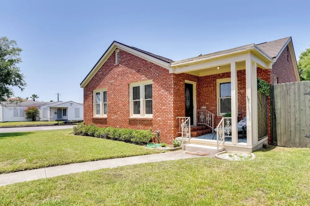 Galveston Getaway w/ Hot Tub & Fenced-in Yard!