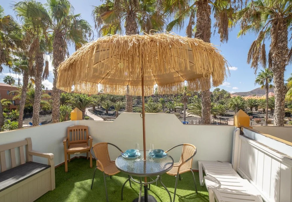 Oasis Royal 12 pool view apartment