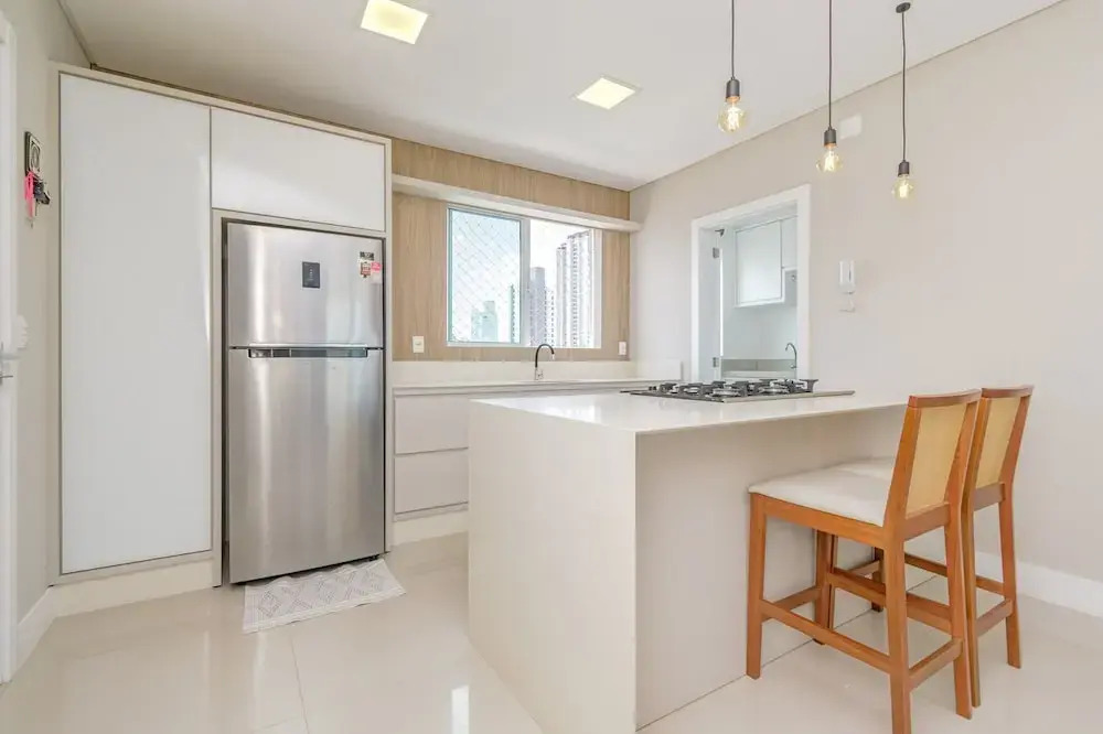 Apartamento no Centro com 3 su tes a 400m da Praia