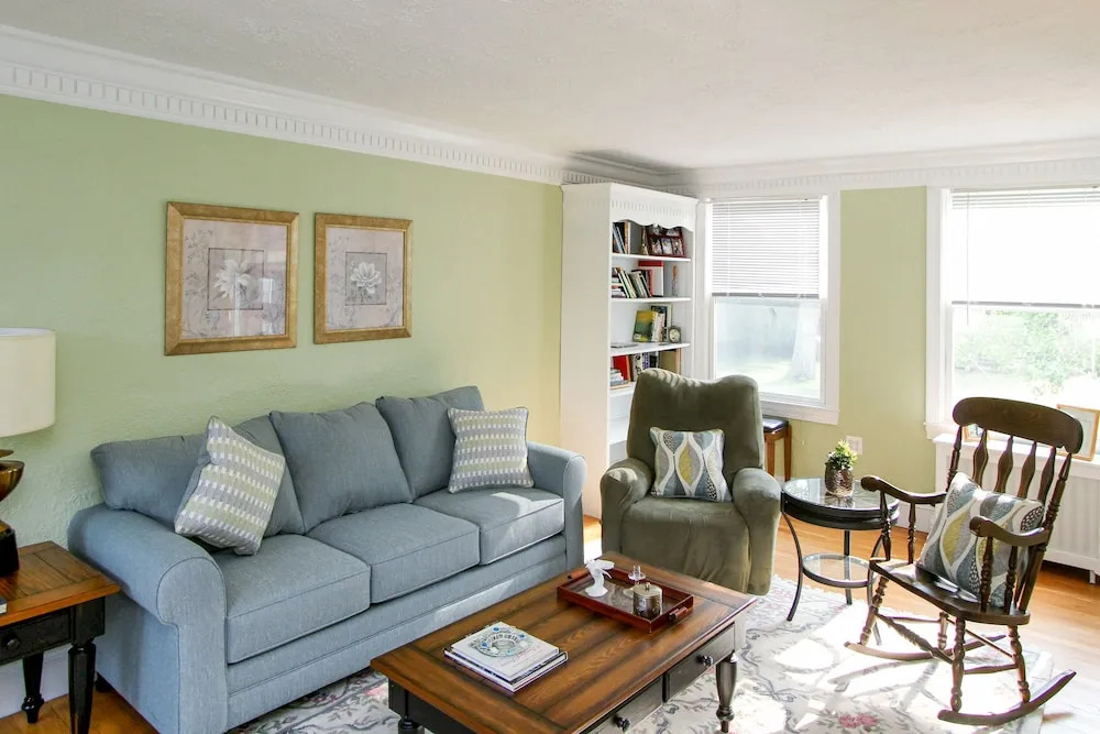 200 South Sea Ave House by RedAwning