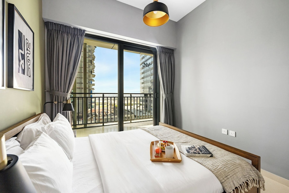 Canal View 1BR Near Business Bay Metro