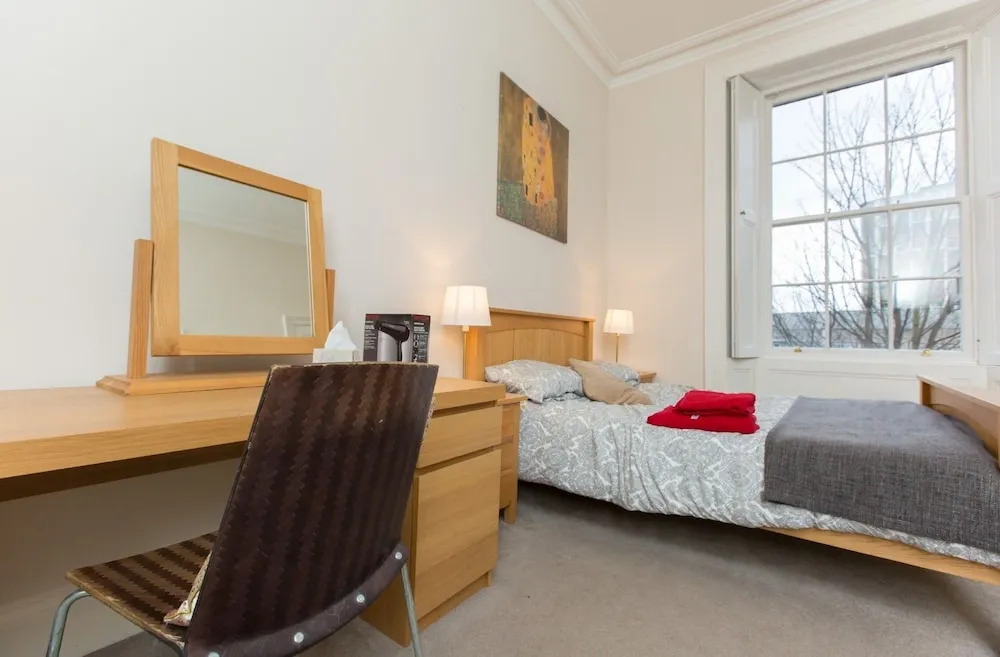 Spacious, Bright 5-br Flat for 10 in Edinburgh