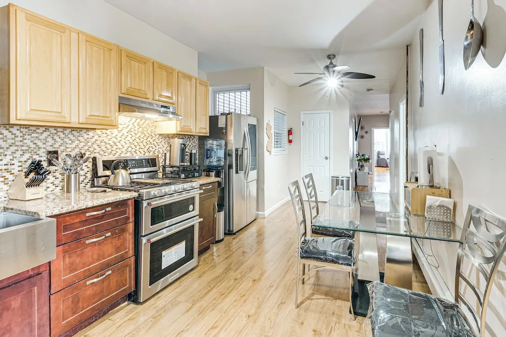 1 Mi to Downtown Newark: Urban Escape