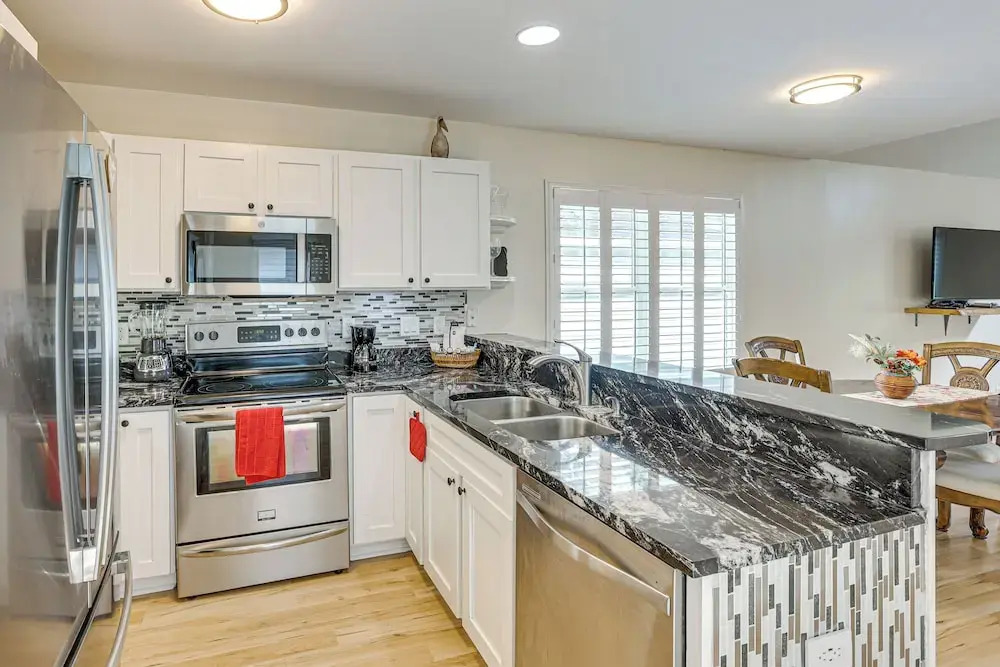 4 Mi to Beaches: St Simons Island Escape w/ Patio!